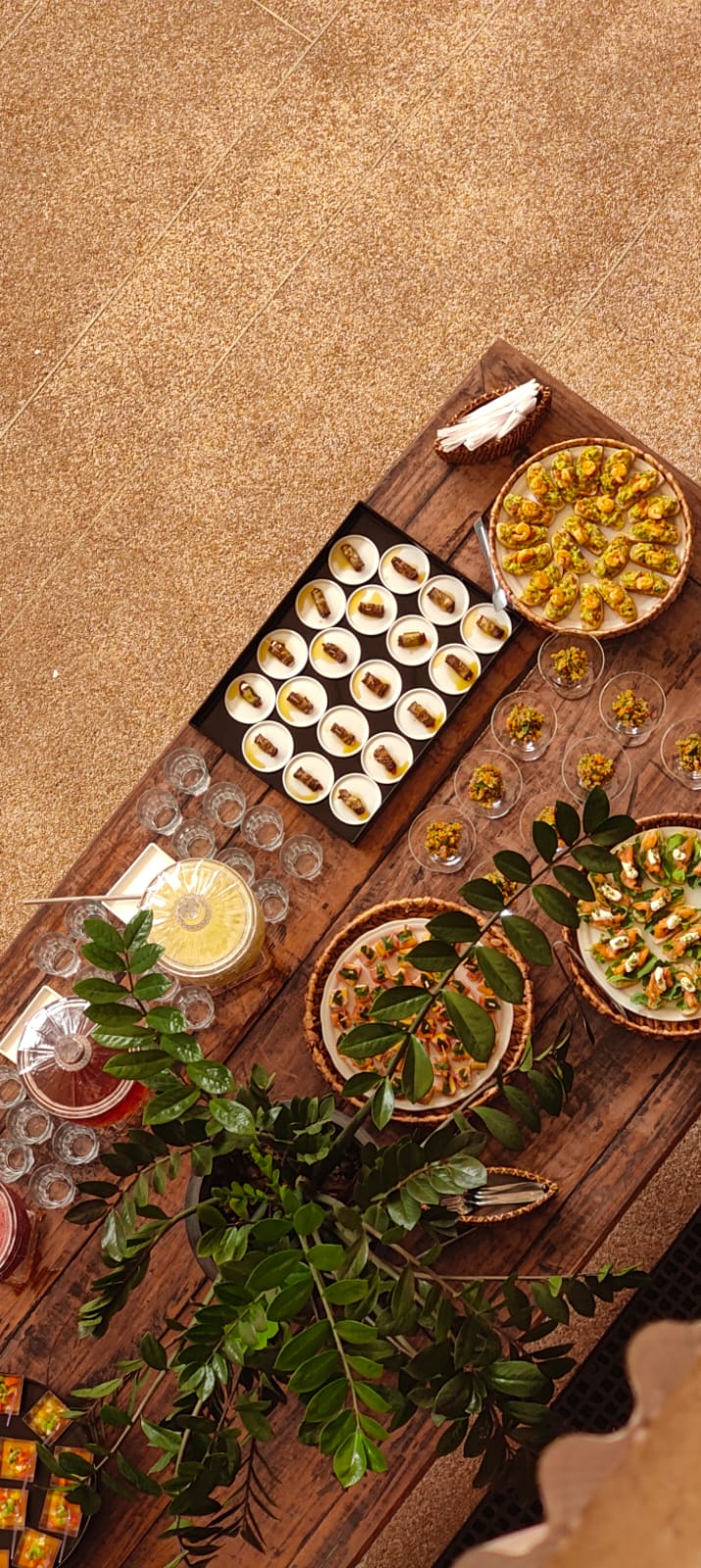Vista superior de finger food artesanal com folhagens decorativas