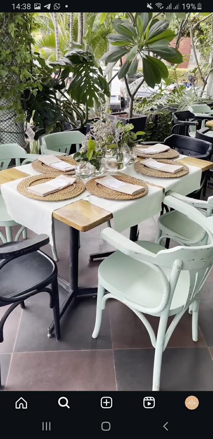 Mesa posta intimista com louças e cadeiras verde-menta para mini wedding
