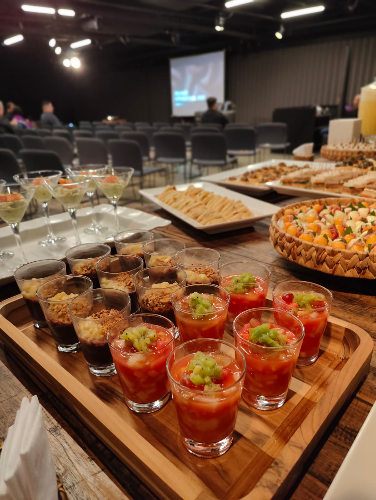 Mesa de finger food e verrines em evento corporativo no Marietta