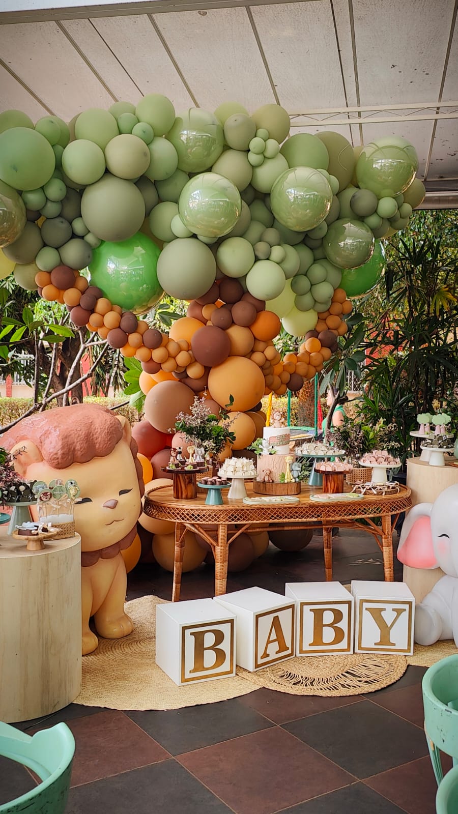 Decoração de chá de bebê com balões em tons terrosos e tema safari