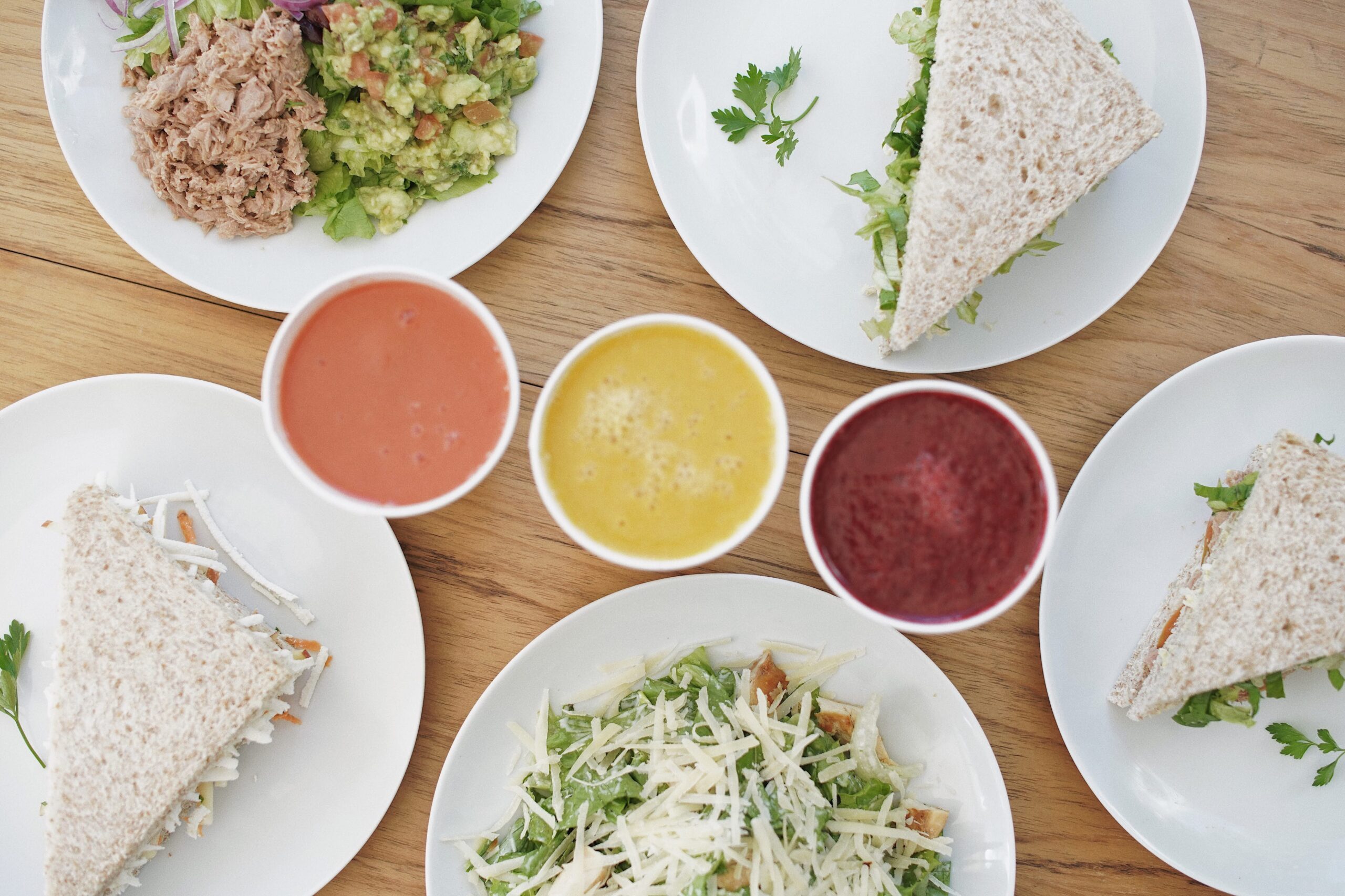 Sanduíches, sucos e saladas